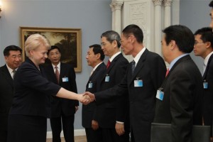 Lithuanian President Dalia Grybauskaitė (left) shakes the hand of China’s Vice Prime Minister Huy Liang Yu this morning.