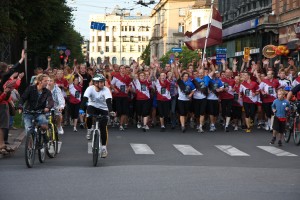 Heartbeat for Baltics relay participants run through the streets of Riga.