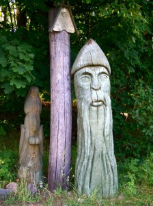 Wood sculpture at the entrance to Undīne. Photo by Kate McIntosh.