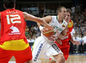 Tomas Delininkaitis drives to the bucket in an MVP performance. Photo by Ray Vyšniauskas.