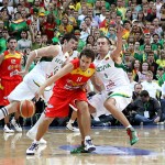 Raúl López (11) and Tomas Delininkaitis (right) chase a loose ball. Photo by Ray Vyšniauskas.