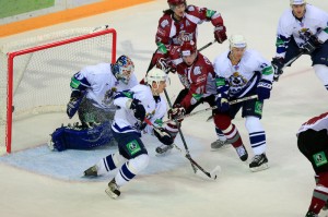 Aleksandrs Nizivijs and Mārtiņš Cipulis hustle for position in front of the Amur goal.