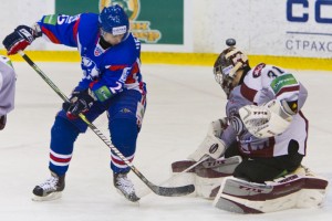 Lada's Alexander Chernikov fails to put one past Dinamo Riga goalie Edgars Masaļskis. However, Masaļskis ended up letting three past. Photo by Andrey Kholmov and used courtesy of Dinamo Riga.