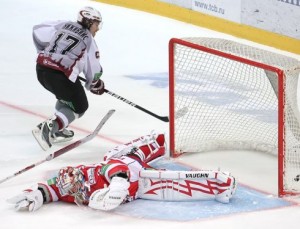 Alexandrs Nizivijs secures Dinamo Riga's first over-time victory of the season as he evades a sprawling Lokomotiv goalie