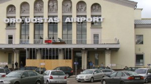The previous contract with Martono Taxi for rights to wait at the airport entrance was criticized by the transport ministry as wasteful. Martono's prices were so high that often arriving visitors would call a taxi by phone rather than use the waiting taxis.