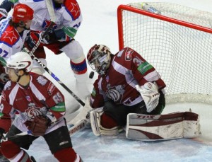 Edgars Masaļskis holds out in front of his own whilst Martin Kariya switches to offence. Photo courtesy of Dinamo Riga