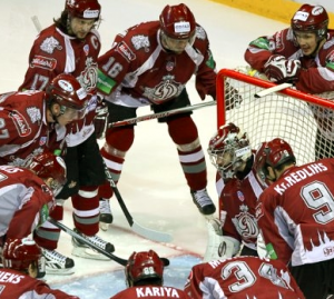 Dinamo Riga holds a team meeting before overtime.