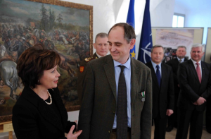 Minister of National Defence Rasa Juknevičienė presents Edward Lucas with the medal.