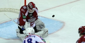 Second-stringer Martin Prusek held his own in goal Sunday. Photo used courtesy of Dinamo Riga.