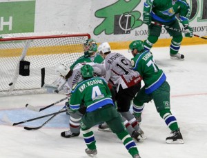 Mikelis Redlihs is assisted by captain Sandis Ozolins en-route to scoring the first goal of the game. Photo courtesy of Dinamo Riga.