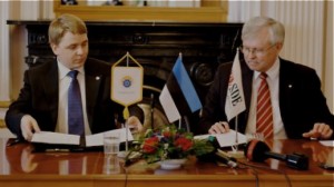 People's Union of Estonia leader Karel Rüütli (left) and Social Democrat head Jüri Pihl sign the merger agreement Monday.